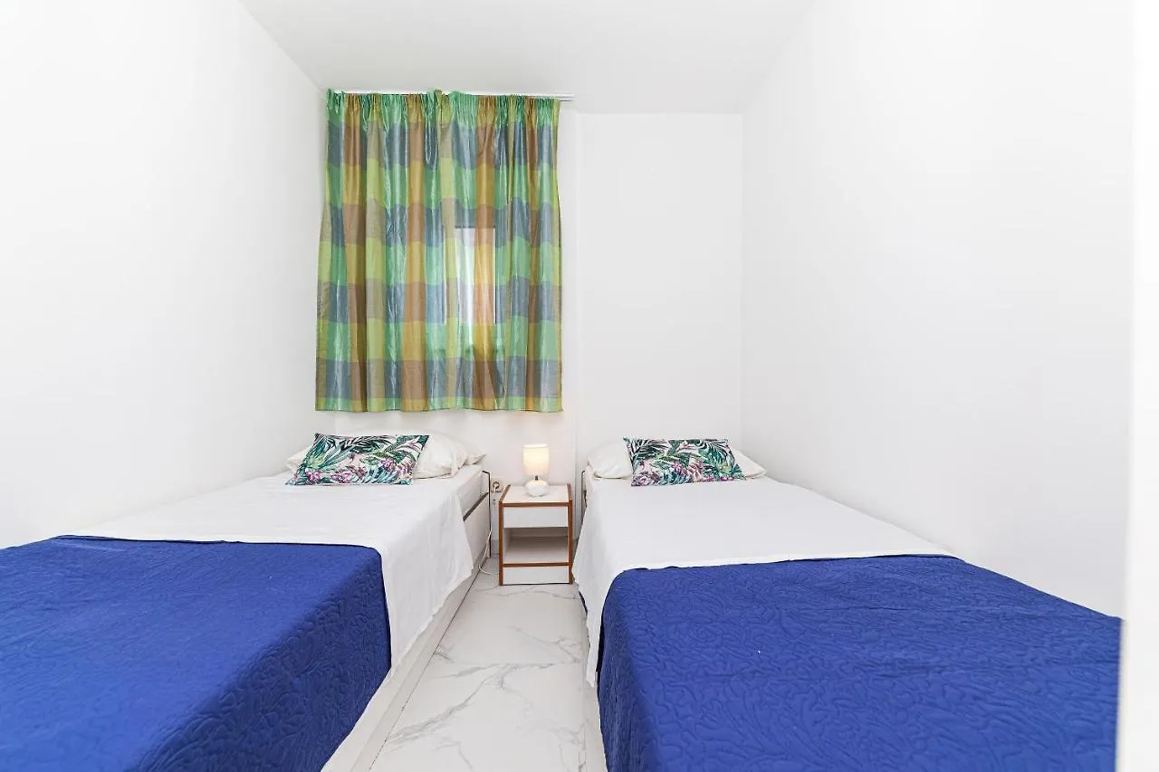 Apartments Punta Donji Okrug  Donji Okrug (Ciovo)