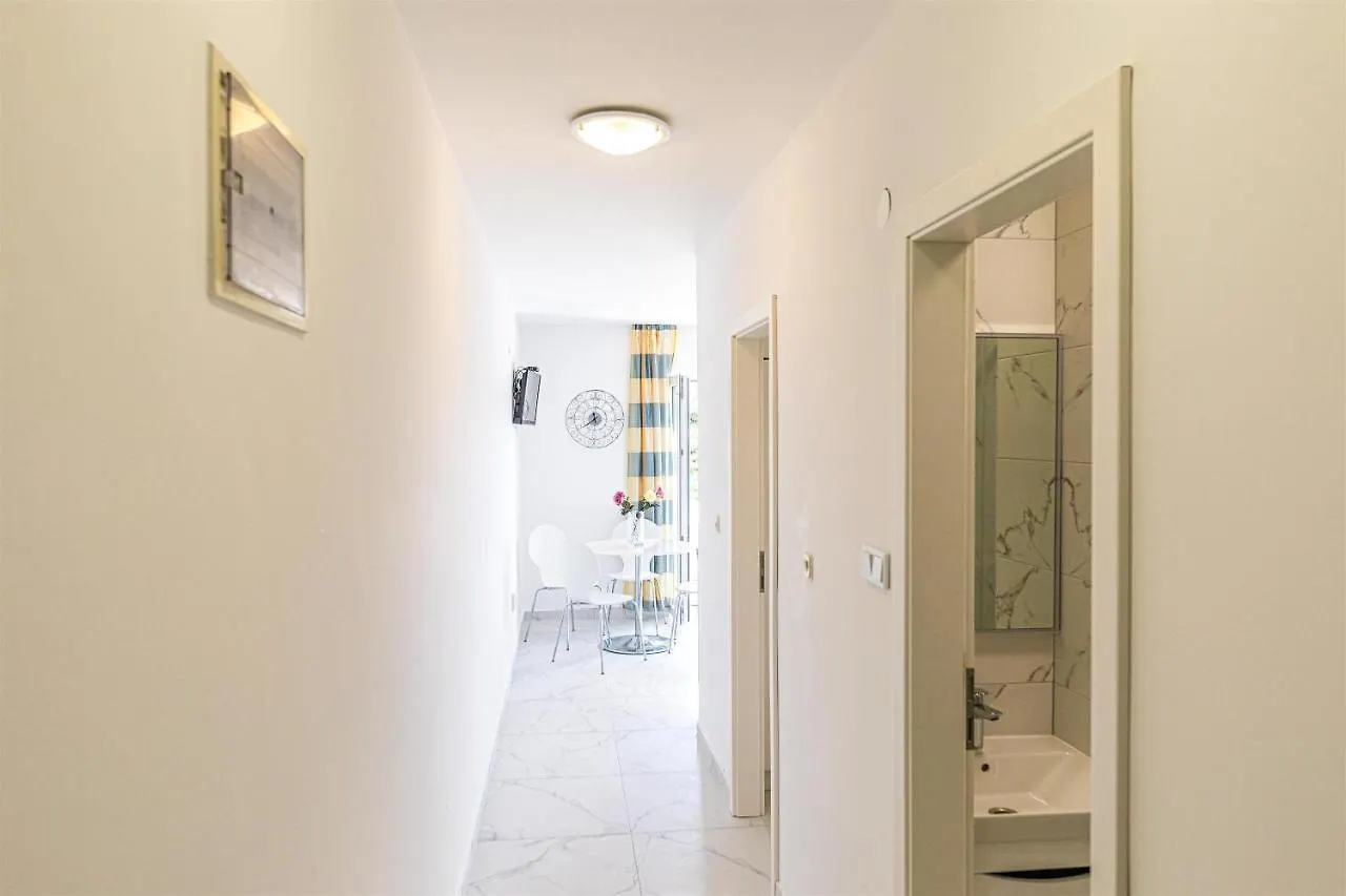 Apartments Punta Donji Okrug   Donji Okrug (Ciovo)